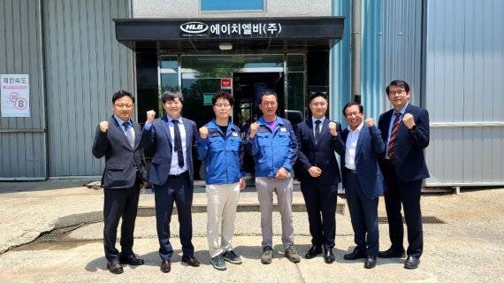 울산에 있는 에이치엘비(주) 회사를 방문한 동명대 교수진이 도순기 사장(왼쪽 세번째)과 기념촬영을 하고 있다. 사진=동명대학교 제공