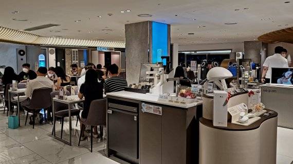 25일 서울 중구 롯데백화점 본점 8층 가전매장에서 각종 상담이 이어지고 있다. /사진= 박문수 기자