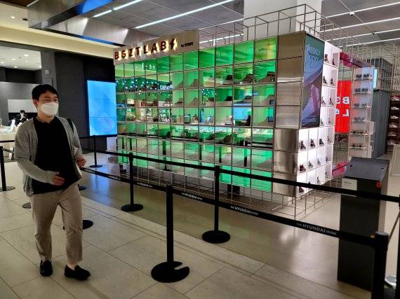 25일 서울 영등포구 더현대서울 지하1층 번개장터 매장의 대기줄이 무색하게 방문객이 뜸했다. /사진=박문수 기자