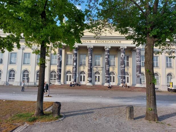 독일 카셀 도쿠멘타의 중심 공간인 카셀 도심의 프레데리치아눔 미술관. 올해엔 정면 기둥을 새카맣게 칠하고 루마니아 작가 단 페르조브스키가 낙서 같은 문자와 형상들의 드로잉을 채워넣어 눈길을 끈다. 단 페르조브스키 제공