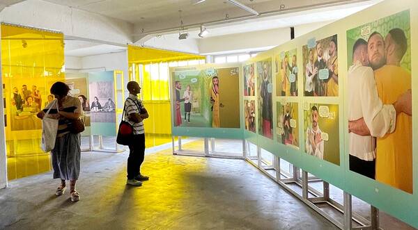 카셀 시내 하센스트라세76에 마련된 작가그룹 페라스 퍼블리싱 프렉티스의 전시장. 이들이 제작한 패널 작품 <빌려온 얼굴들 no.2 Borrowed Faces>을 관객들이 감상하고 있다. 신보슬 큐레이터 제공