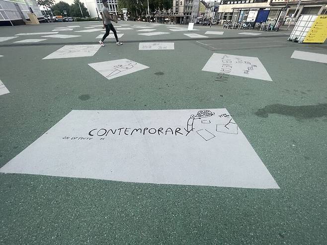 카셀 중앙역 앞 광장 바닥에 놓인 루마니아 작가 단 페르조브스키의 낙서풍 드로잉. 운이 좋으면, 작가가 작업하는 광경을 직접 볼 수도 있다. 신보슬 큐레이터 제공