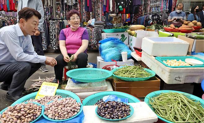 우범기 전주시장 당선자(왼쪽)가 지난 20일 전주 중앙시장을 찾아 민생 탐방을 이어갔다. 이날 우 당선자는 시의회 당선자들의 저녁 자리에도 참석했으나 막말로 갈등을 빚었다. 전주시장직 인수위원회 제공