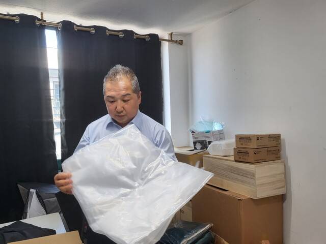 코로나19 사망자 장례 절차를 도맡아 진행했던 이상재 사단법인 장례지도사협회&nbsp; 회장이 지난달 26일 서울 은평구 자신의 사무실에서 <한겨레>와 만나 코로나19 사망자의 입관을 위해 사용했던 보디백을 꺼내 설명하고 있다. 고병찬 기자