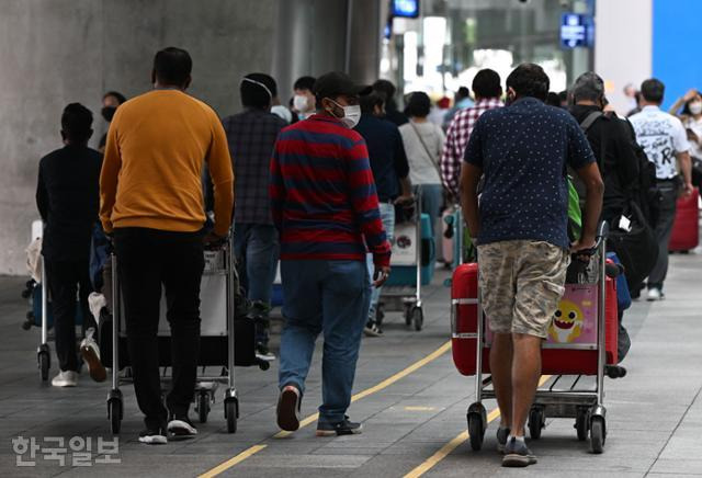 지난 23일 인천국제공항 제1여객터미널 입국장 공항버스 승강장이 외국인으로 붐비고 있다. 배우한 기자