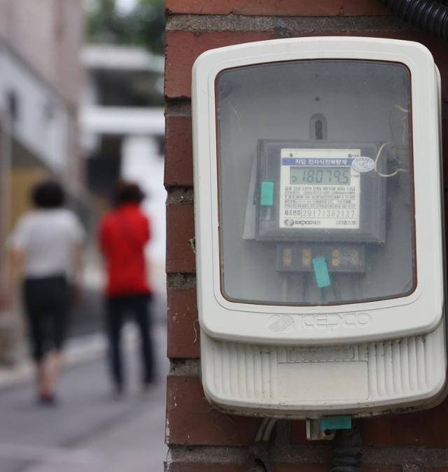 26일 서울 시내 다세대주택 단지에 전기계량기가 설치돼 있다. 연합뉴스