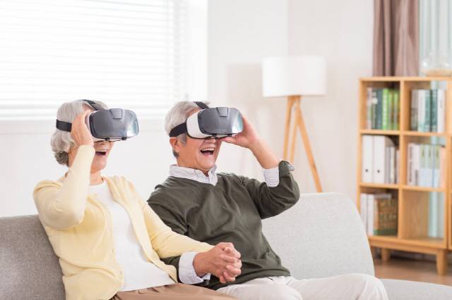 취미 활동은 새로운 자극과 만남을 통해 뇌 노화를 늦춘다./사진=클립아트코리아