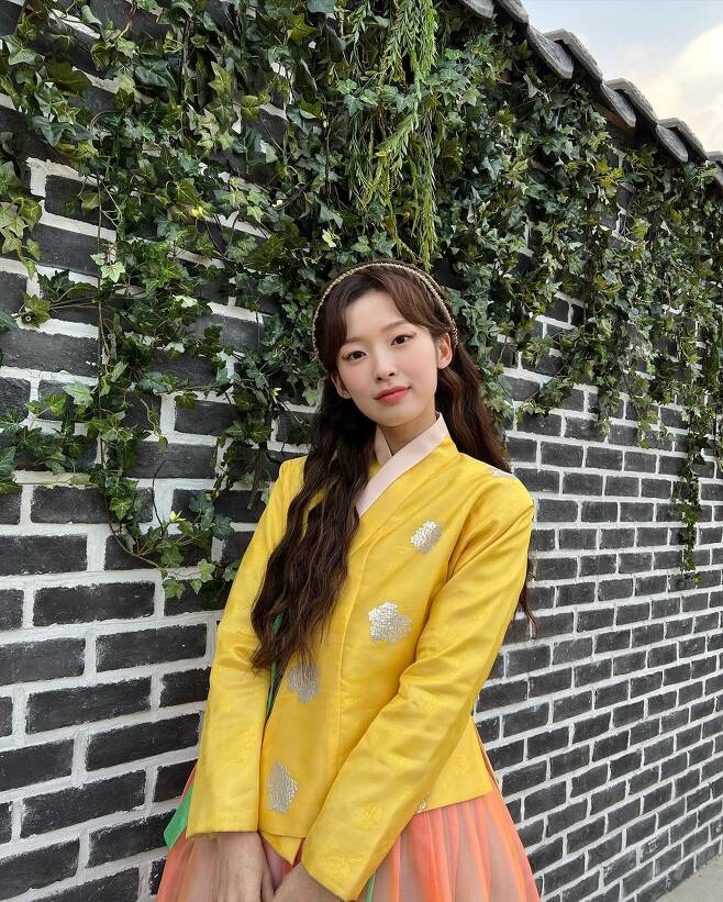 Group OH MY GIRL member Arin showed off her charm.On the 25th, Arin posted several photos on his personal instagram with an article entitled Meet me at 9:10 today.In the open photo, Arryn took pictures with various poses, especially his distinctive features, which attracted the admiration of the viewers.The netizens who saw this had various reactions such as the main shooter, the premiere runs right now to meet and I love you.iMBC  Photo Source Arryn Instagram