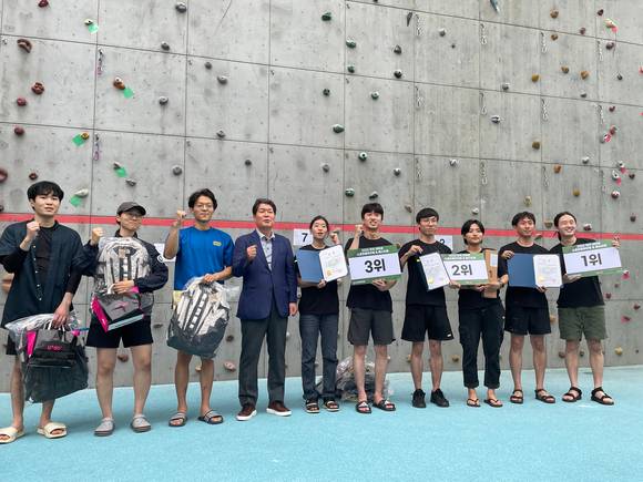 '2022 한국대학산악연맹(회장 인채권,사진 왼쪽에서 네 번째) 스포츠클라이밍 페스티벌'에서 입상자들이 화이팅을 외치고 있다. [사진=한국대학산악연맹]