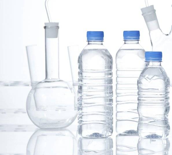 지난 1월 국내 한 생수 제조 기업에서 화학적 방법으로 반복 재활용이 가능한 페트병을 개발했다고 밝혔다. 사진 산수음료