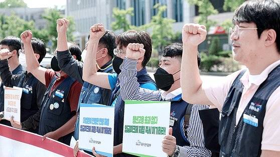 지난 8일 서울 용산 대통령실 앞에서 민주노총 공공운수노조 주최로 임금피크제 지침 폐기 및 노정교섭 촉구 기자회견이 열리고 있다. [연합뉴스]