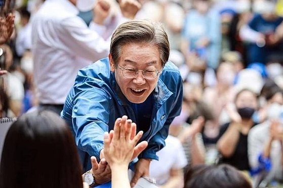 이재명 민주당 의원이 지난 18일 인천 계양구 계양산 야외공연장에서 열린 '이재명과 위로걸음' 행사에서 지지자들에게 인사하고 있다. 연합뉴스