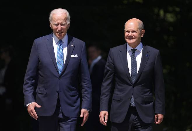조 바이든 미국 대통령(왼쪽)과 올라프 숄츠 독일 총리가 26일(현지시간) 독일 바이에른주 엘마우성에서 사흘간의 열리는 G7 정상회의 첫날 사진을 찍기 위해 걸어가고 있다. EPA연합뉴스
