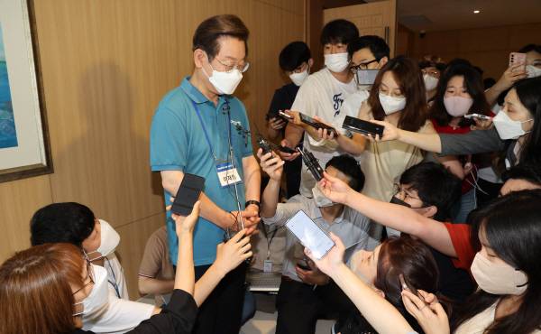 지난24일 더불어민주당 이재명 의원이 충남 예산군 덕산리솜리조트에서 열린 ‘새롭게 도약하는 민주당의 진로 모색을 위한 국회의원 워크숍’을 마친 뒤 취재진의 질문을 받고 있다. 연합뉴스