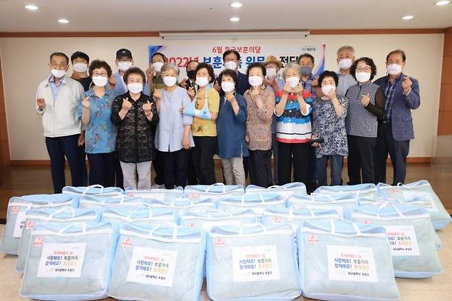 수성구가 보훈 가족들을 위한 이불 세트 50개를 전달한 기념촬영을 하고 있다. (수성구 제공) 2022.06.26