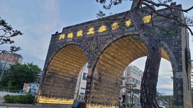 공산성 앞 무령왕릉 연문 모습. 가운데 금제 관식 채색이 잘 안 보인다. 사진=시민제공.