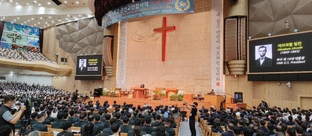 국군선교연합사역 50주년 ‘희년대회’가 ‘군선교 50년, 미래 100년을 열다’라는 주제로 서울 강동구 명성교회에서 개최됐다. 주요 정관계, 군, 교계 인사들이 참석해 군선교 상황을 돌아보고 미래 비전을 선포하는 시간을 가졌다.