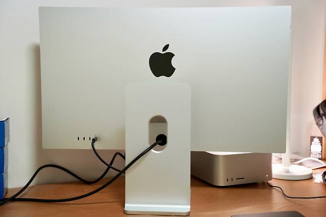 스튜디오 디스플레이의 뒷면 모습