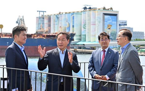 유정복 인천시장 당선인(왼쪽 둘째)이 16일 인천시 중구 인천내항 1·8부두 재개발 홍보관에서 일대를 둘러보며 대화하고 있다. 왼쪽부터 김정헌 인천 중구청장 당선인, 유 당선인, 배준영 국민의힘 국회의원, 조승환 해양수산부 장관. [사진 제공 = 인천시장직인수위원회]