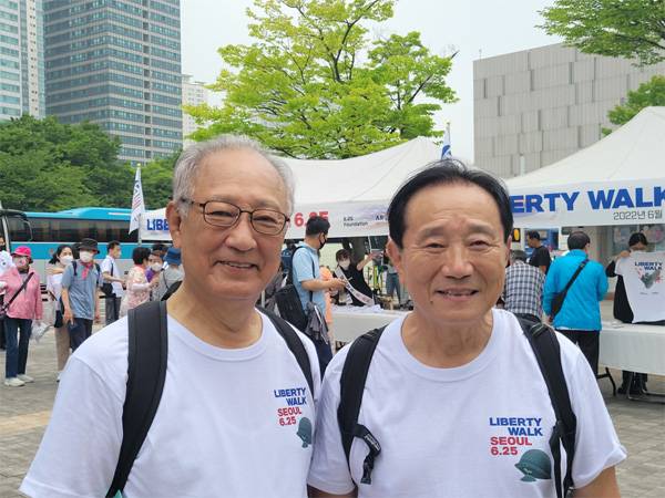김승유 전 하나금융지주 회장(왼쪽)과 김경욱 전 교보생명 부사장이 지난 25일 서울 용산구 전쟁기념관에서 열린 `리버티 워크` 행사에 참여했다. [이진한 기자]