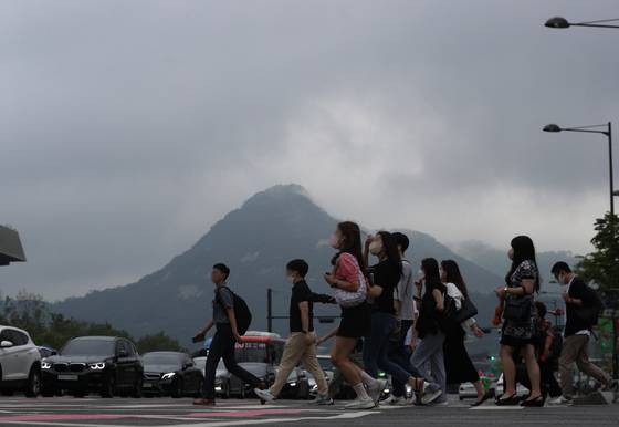 (서울=뉴스1) 신웅수 기자 = 서울에 내리던 장맛비가 그친 24일 오전 광화문네거리에 먹구름이 껴 있다.  기상청은 주말 동안에는 날이 다시 더워졌다가 다음 주 화요일 중부 지방에 또다시 장맛비가 내릴 것으로 예보했다. 2022.6.24/뉴스1