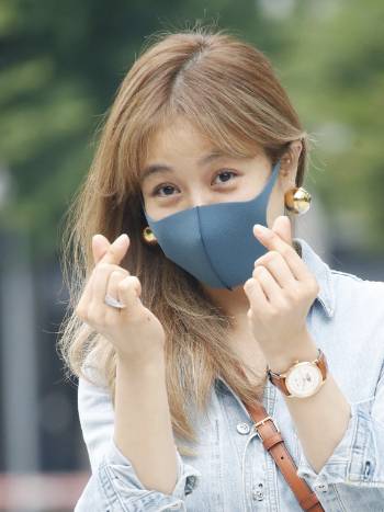 '인맥 캐스팅' 의혹을 받고 있는 배우 옥주현이 김호영에 대한 고소를 취하했지만 여전히 논란이 불거지고 있다. 사진은 지난해 옥주현이 서울 양천구 목동SBS에서 열린 라디오 '김영철의 파워FM' 방송을 마치고 퇴근을 하며 인사를 하는 모습./사진=뉴스1