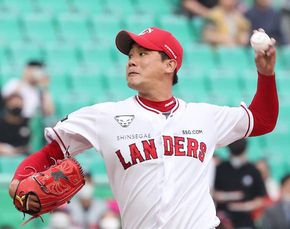 김광현(SSG 랜더스)이 시즌 8승을 맞아 팬들에게 선물을 증정한다. 사진은 김광현 모습. /사진=뉴스1