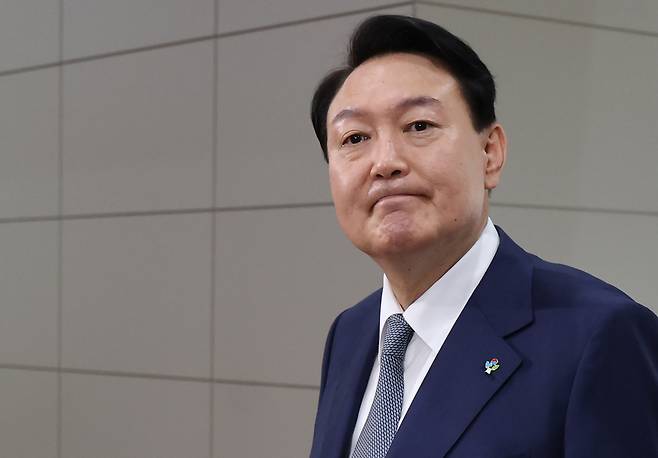 윤석열 대통령이 24일 오전 서울 용산 대통령실 청사로 출근하며 취재진의 질문을 듣고 있다. [연합]