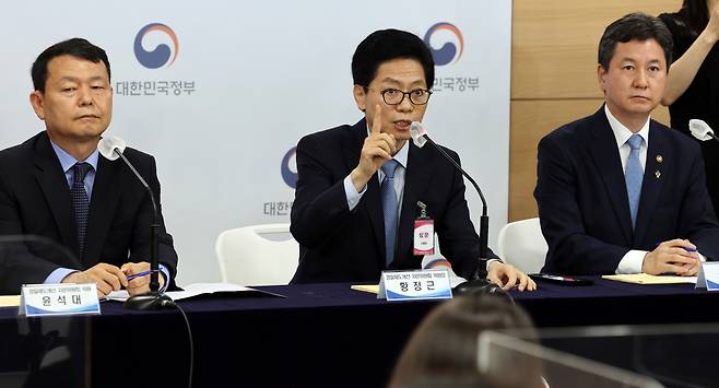 행안부 ‘경찰 제도개선 자문위원회’ 공동 위원장인 황정근 변호사가 지난 21일 정부서울청사에서 경찰 통제 방안 권고안을 발표하고 있다. 왼쪽부터 윤석대 자문위원. 황정근 변호사, 한창섭 행정안전부 차관. [연합]