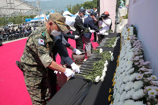 [양구=뉴시스] 김경목 기자 = 6·25 제72주년인 25일 오전 참전 유공자분들이 강원 양구군 해안면 전쟁기념관에서 열린 기념식에서 헌화하고 있다. (사진=양구군청 제공) photo@newsis.com *재판매 및 DB 금지