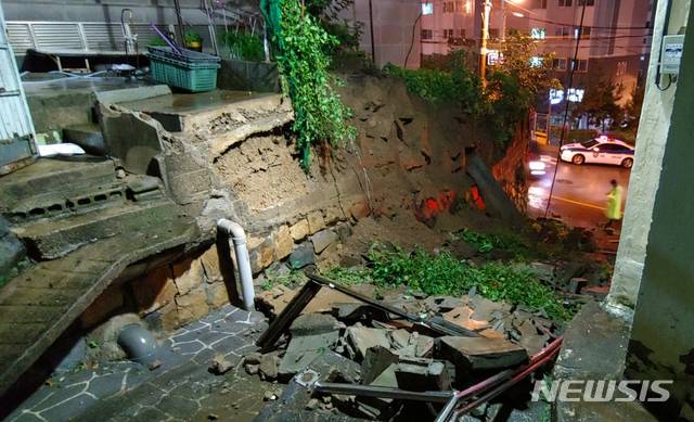 옹벽 붕괴. 뉴시스DB