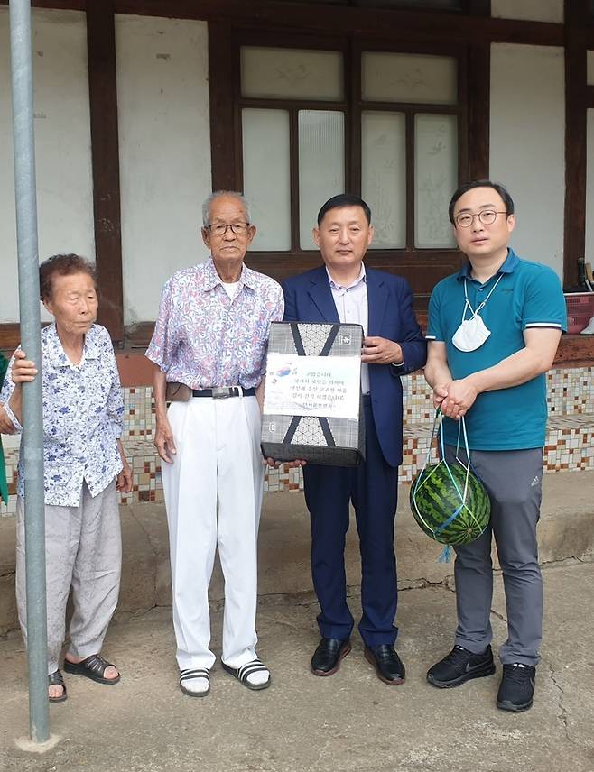 곽병천 다사읍번영회장(오른쪽 두번째)이 26일 6·25 전쟁 참전용사인 정지수(91)씨 부부에게 감사 선물을 전달했다. *재판매 및 DB 금지