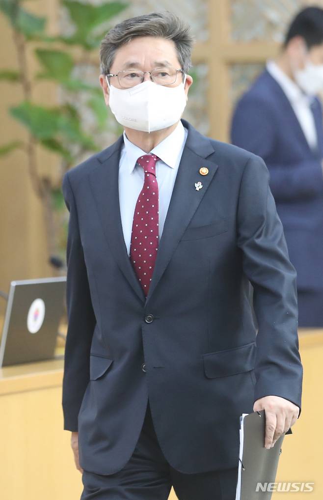 [세종=뉴시스] 김명원 기자 = 박보균 문화체육관광부 장관이 14일 오전 세종시 정부세종청사에서 세종-서울 영상으로 열린 국무회의에 참석하고 있다.  2022.06.26. kmx1105@newsis.com