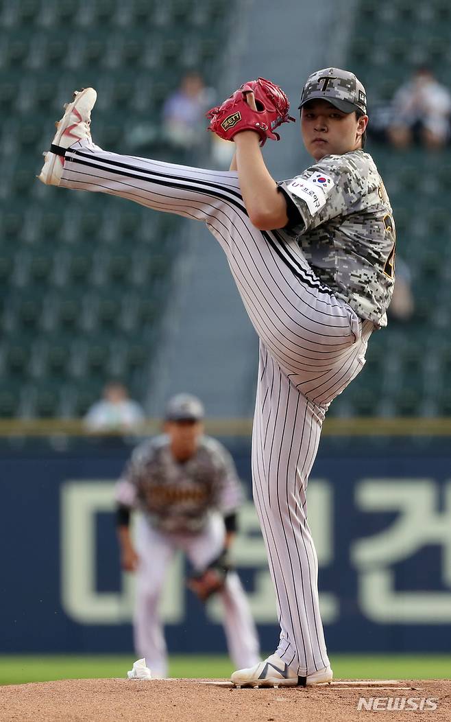 [서울=뉴시스] 고승민 기자 = 21일 서울 잠실야구장에서 열린 2022 KBO 리그 한화 이글스 대 LG 트윈스 경기, 1회초 한화 공격 LG 선발투수 이민호가 역투하고 있다. 2022.06.21. kkssmm99@newsis.com