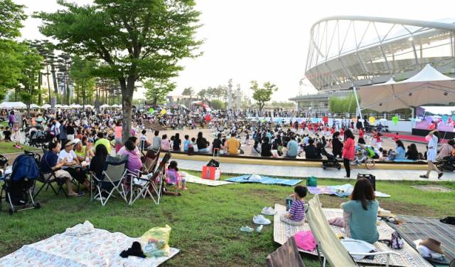 ▲달빛영화제 & 나이트마켓.ⓒ진주시