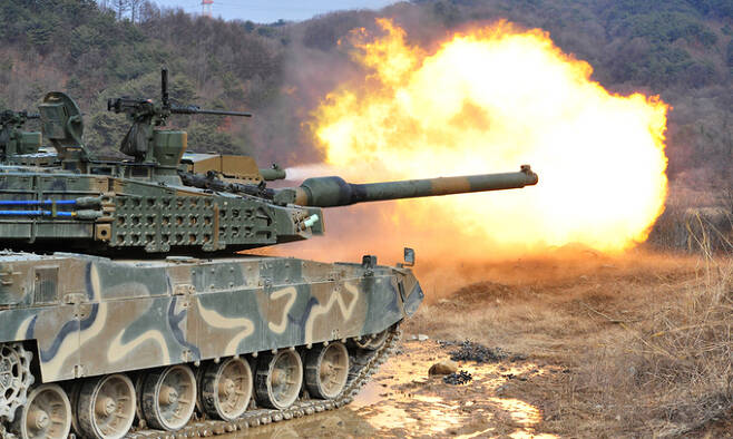 한국 육군 K2 전차가 전방 표적에 사격을 하고 있다. 세계일보 자료사진