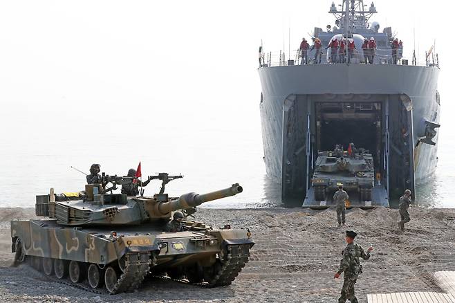 한국 해병대 K1A1 전차들이 상륙함에서 내려 해안으로 이동하고 있다. 포항=연합뉴스