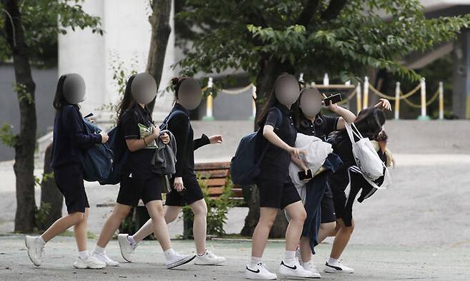 지난 24일 한 고등학교에서 재학생들이 교내로 들어서고 있다. 뉴스1