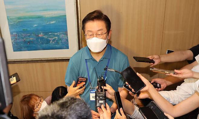 더불어민주당 이재명 의원이 지난 24일 충남 예산군 덕산리솜리조트에서 열린 ‘새롭게 도약하는 민주당의 진로 모색을 위한 국회의원 워크숍’을 마친 뒤 취재진의 질문에 답하고 있다. 예산=연합뉴스