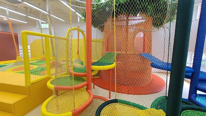 서울 종로구 혜화동 ‘서울형 키즈카페’에 조성된 그물 놀이터의 모습. 서울시 제공