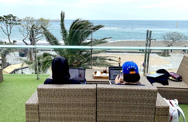 AI 스타트업 업스테이지 직원들이 제주도에서 워케이션을 하는 모습 [업스테이지 제공. 재판매 및 DB 금지]