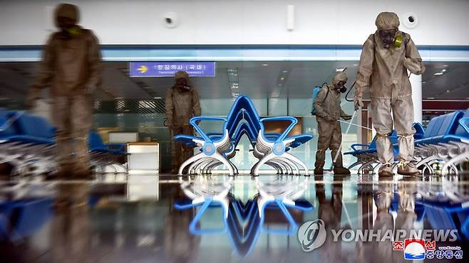 북한, 순안국제공항 방역 강화 (평양 조선중앙통신=연합뉴스) 평양 국제비행장에서 최대비상방역체계의 요구에 맞게 소독사업을 강도높이 전개하고 있다고 조선중앙통신이 10일 보도했다. 2022.6.10 
    [국내에서만 사용가능. 재배포 금지. For Use Only in the Republic of Korea. No Redistribution] nkphoto@yna.co.kr