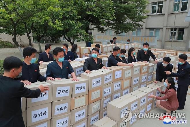 북한, 의약품과 지원물자들 황해남도 전염병 발생지역으로 수송 (평양 조선중앙통신=연합뉴스) 당중앙위 일군들과 가족들이 마련한 의약품과 지원물자들이 17일 황해남도 전염병 발생지역으로 수송 되었다고 조선중앙통신이 18일 보도했다.2022.6.18 
    [국내에서만 사용가능. 재배포 금지. For Use Only in the Republic of Korea. No Redistribution] nkphoto@yna.co.kr