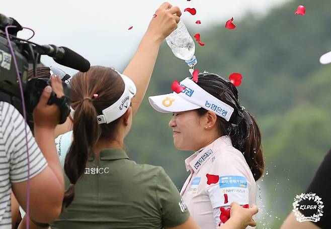 우승 축하 물세례 받는 박민지 (서울=연합뉴스) 박민지가 26일 경기 포천에 위치한 포천힐스CC에서 열린 'BC카드-한경 레이디스컵 2022' FR에서 우승을 차지한 뒤 축하 물세례를 받고 있다. 2022.6.26 
    [KLPGA 제공. 재판매 및 DB 금지] photo@yna.co.kr