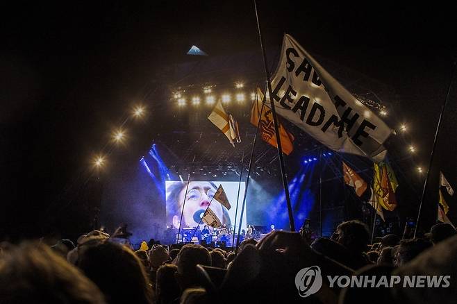 글래스턴베리 폴 매카트니와 존 레넌 가상 합동공연 [AP 연합뉴스 자료사진. 재판매 및 DB 금지]