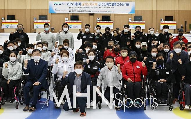 제6회 경기도지사배 전국장애인컬링선수권대회에 참가한 선수들이 윤경선 장애인 컬링협회장과(오른쪽 4번째) 관계자들이 기념 촬영을 하고 있다. 의정부=임형식 선임기자