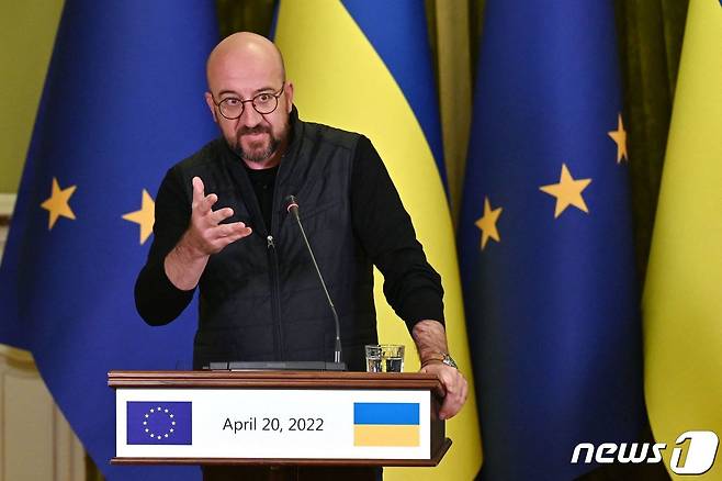 샤를 미셸 EU 정상회의 상임의장이 지난 4월 20일 (현지시간) 키이우에서 볼로디미르 젤렌스키 우크라이나 대통령과 기자회견을 갖고 "러시아의 침공에 맞선 우크라이나의 승리를 돕기 위해 최선을 다할 것＂이라고 밝히고 있다. © AFP=뉴스1 © News1 우동명 기자