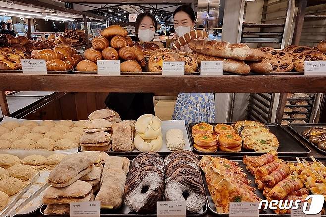 부산 해운대구 신세계 센텀시티 지하 1층에 입점한 광주 유명 빵집 '소맥베이커리' 매장에서 직원들이 인기 빵을 소개하고 있다.(신세계 센텀시티 제공) © 뉴스1