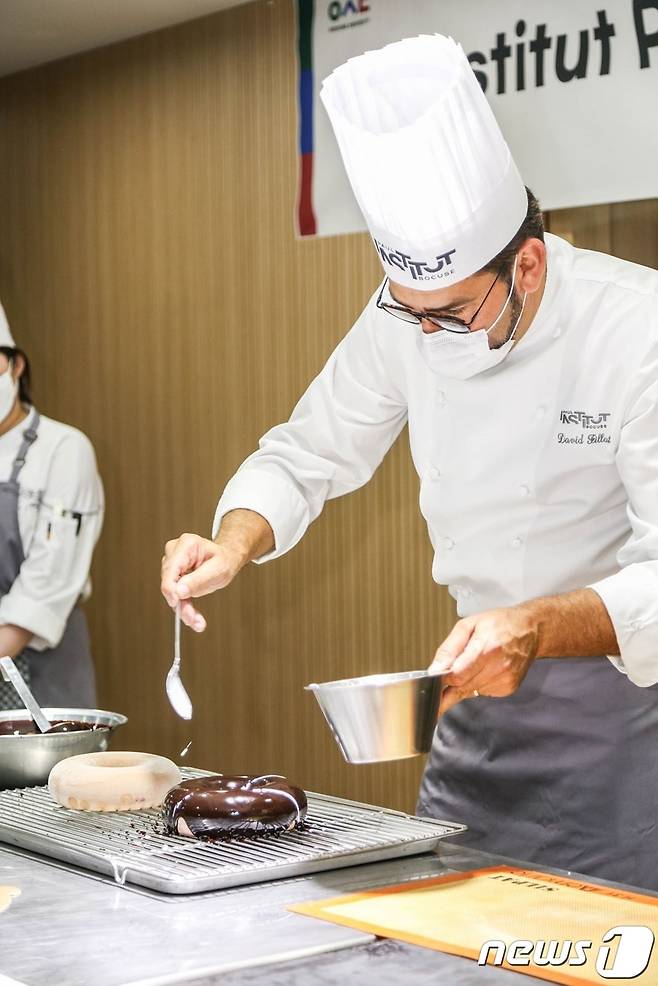 우송대는 프랑스 조리 명문 폴 보퀴즈 조리대학의 수석 페스트리(디저트) 교수 2명을 초청, 고교생 및 우송대 학생을 대상으로 디저트 조리시연 특강을 진행했다© 뉴스1