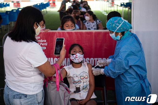 페루 수도 리마에서 의료진이 어린이들을 대상으로 화이자 백신을 접종하고 있다. © AFP=뉴스1